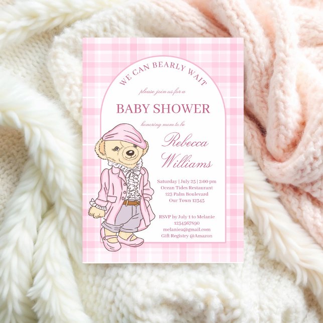 Convites Podemos esperar muito xadrez clássico rosa (We can bearly wait pink classic plaid teddy bear girls baby shower invitation cards template)