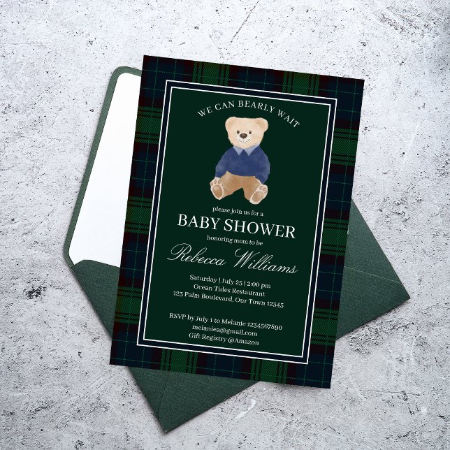 Convites Podemos esperar o chá de fraldas clássico da xadre (We can bearly wait classic emerald green plaid baby shower invitation cards template)
