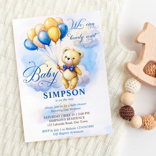 Convites Podemos esperar por balões de ouro azul-ursinho bo (We can bearly wait cute teddy bear with blue gold balloons in clouds baby shower invitation template)