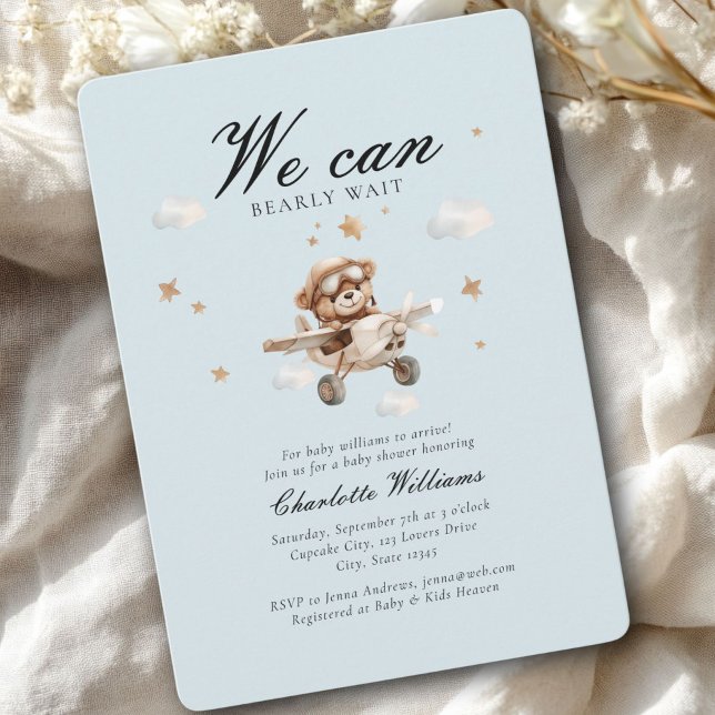 Convites Podemos Esperar! Urso de Teddy e Avião (We Can Bearly Wait! Cute Bear & Plain Baby Shower Invitation)