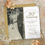 Convites Praça Foto de Casamento de Corações Dourados do 50<br><div class="desc">Personalize com sua foto favorita de casamento e seus detalhes especiais de celebração de aniversário de casamento de 50 ouros na tipografia de ouro-chico. O reverso apresenta o confete do coração do amor dourado. Projetado por Thisnotme©</div>