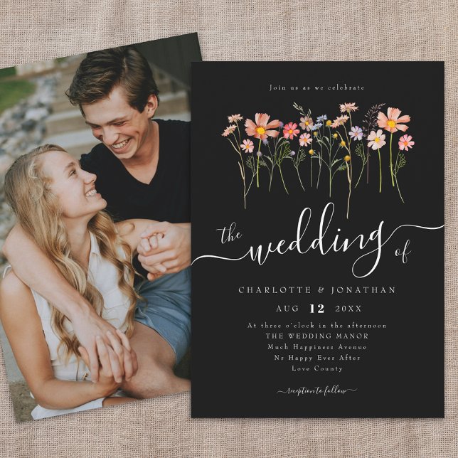 Convites Prado de Flores Silvestres Script Foto Preto e Bra (Wildflower meadow fall florals photo black and white wedding invitation Whimsical elegant script )