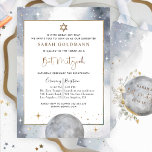 Convites Prata Chic Celestial, Branca e Bat Dourado Mitzvah<br><div class="desc">Aprecie seus amigos e família com este elegante convite celestial Bat Mitzvah com delicado céu aquoso, estrelas e lua em uma bela mistura de cinzas prateadas, tons brancos e dourados. Estrelas da Daîte em branco e em folha de ouro falso. Bat Mitzvah e estrela de David em folha de ouro...</div>