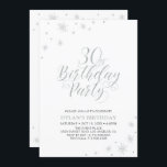 Convites Prata e branco | Moderno aniversário de 30 anos de<br><div class="desc">Vamos comemora seu aniversário de 30 anos com este convite de festas na moda. Este design apresenta a tipografia de prata-chic na frente e gráficos com brilho prateado com uma foto no verso. Substitua a foto de amostra pela sua ou exclua-a se não quiser. A cor de fundo está definida...</div>