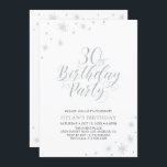 Convites Prata e branco | Moderno aniversário de 30 anos de<br><div class="desc">Vamos comemora seu aniversário de 30 anos com este convite de festas na moda. Este design apresenta a tipografia de prata-chic na frente e gráficos com brilho prateado com uma foto no verso. Substitua a foto de amostra pela sua ou exclua-a se não quiser. A cor de fundo está definida...</div>