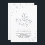 Convites Prata e branco | Moderno aniversário de 40 anos de<br><div class="desc">Vamos comemora seu aniversário de 40 anos com este convite de festas na moda. Este design apresenta a tipografia de prata-chic na frente e gráficos com brilho prateado com uma foto no verso. Substitua a foto de amostra pela sua ou exclua-a se não quiser. A cor de fundo está definida...</div>