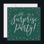 Convites Prata e verde | 60ª Festa de aniversário surpresa<br><div class="desc">Celebre seu dia especial com este convite de aniversário de modelo surpresa prateado e verde. Este design apresenta caligrafia texturizada de ouro cônico e fundo de confetti. Você pode personalizar o texto para qualquer aniversário ou evento. (21rua,  30,  40º,  50º,  60º,  70,  80,  90,  100º)</div>