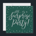 Convites Prata e verde | 60ª Festa de aniversário surpresa<br><div class="desc">Celebre seu dia especial com este convite de aniversário de modelo surpresa prateado e verde. Este design apresenta caligrafia texturizada de ouro cônico e fundo de confetti. Você pode personalizar o texto para qualquer aniversário ou evento. (21rua,  30,  40º,  50º,  60º,  70,  80,  90,  100º)</div>
