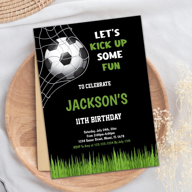 Convites Preto chuta algumas convidações de aniversário de  (Black kick up some fun Soccer Birthday Invitations)