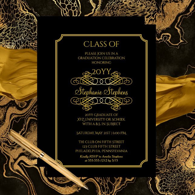 Convites Preto Elegante | Festa de formatura Universitária  (Elegant Scrollwork Black and Gold Tone College | University Graduation Announcement Party Invitation)