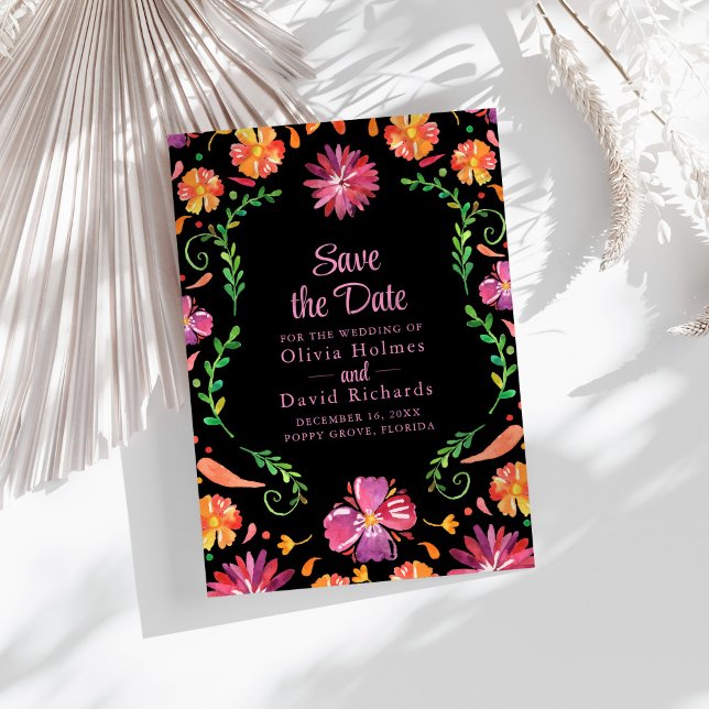 Convites Preto Mexicano Floral Fiesta Salve a Data (Black Mexican Floral Fiesta Save the Date Invitation on a sunny boho white table.)