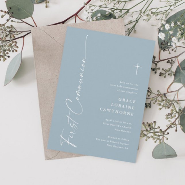 Convites Primeira Comunhão Moderno Elegante em Azul Desbota (Modern script dusty blue boho first communion invitations.)