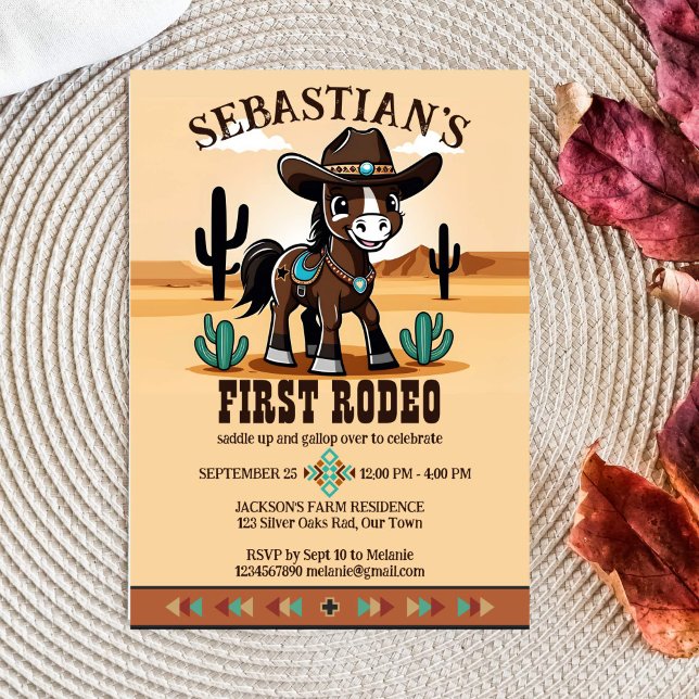 Convites Primeira festa de aniversário de cavalo de cowboy  (First rodeo cute cowboy baby horse in a hat birthday party template download western Arizona desert)