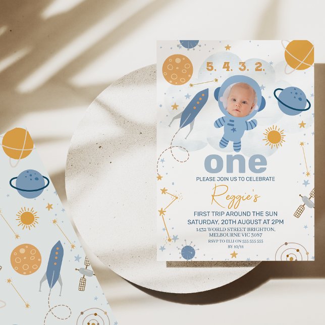 Convites Primeira viagem em torno do primeiro aniversario s (First trip around the sun 1st birthday invitation with photo in astronaut's helmet. Outer space )