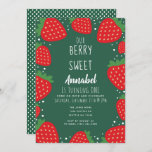 Convites Primeiro aniversario Berry Sweet Strawberry Kids<br><div class="desc">Este belo convite de 1rua/primeiro aniversário de uma garota doce de fruta apresenta um fundo verde com morangos. O verso apresenta um fundo verde e bolinhas brancas. Você pode personalizar isso ainda mais clicando no botão "PERSONALIZAR". Correspondência de Itens em nosso compro para um tema completo de festa. Para mais...</div>