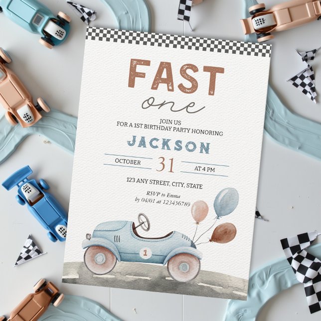 Convites Primeiro aniversario de Carro Azul Rápido de Uma C (Fast One Race Car Boy's 1st birthday invitation soft pastel blue brown checkered flag, racing)
