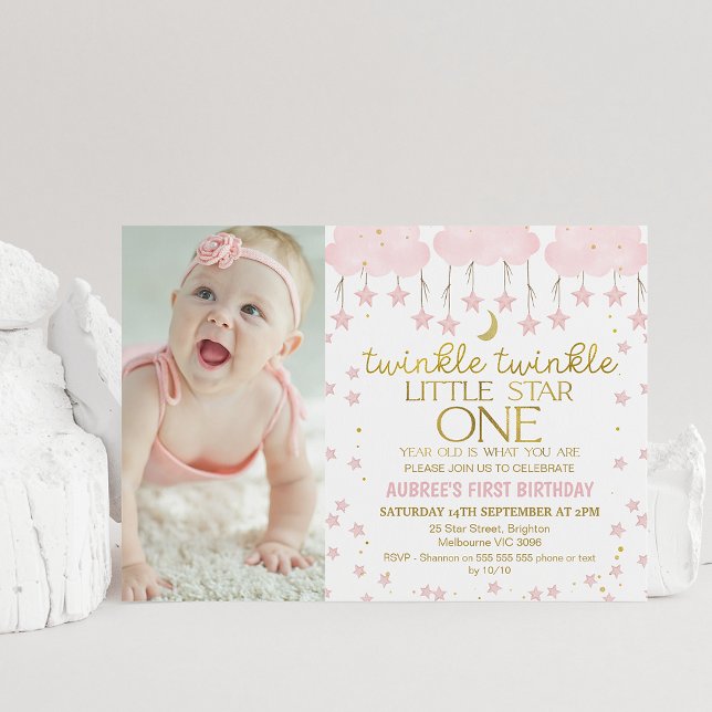 Convites Primeiro aniversario de Fotografia da Estrela Rosa (Twinkle little star first birthday invitation for girl's featuring pink clouds, stars and photo.)
