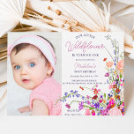 Convites Primeiro aniversario de fotos moderno de guindaste<br><div class="desc">Nossa flor silvestre está girando 1! Imagem elegante de flores primavera de verão modernas,  com bonito escritura de flores e pincéis selvagens,  primeiro convite para fotografia de festa de aniversário com uma tipografia caligráfica moderna com flores vermelhas,  roxas,  rosa,  terracotta.</div>