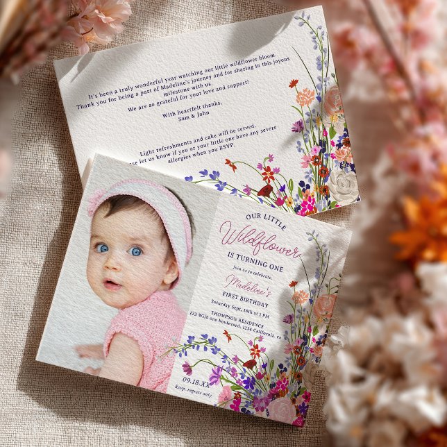 Convites Primeiro aniversario de fotos moderno de guindaste (Modern chic wildflower script photo 1st birthday invitation)