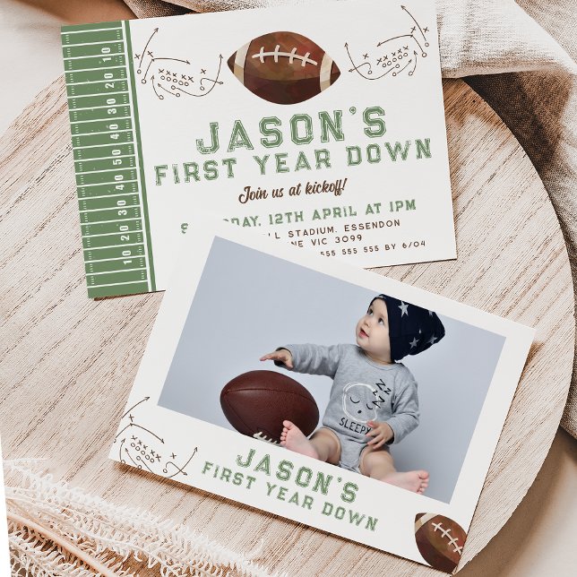 Convites Primeiro aniversario de Futebol do Jogo de Fotogra (Photo football themed 1st birthday invitation for baby boy. Photo football first year down Invite.)