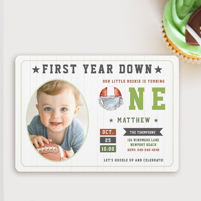 Convites Primeiro aniversario de Garoto do Jogo de Futebol  (first year down football birthday invitation photo sports boy green boy 1st party invite cute)
