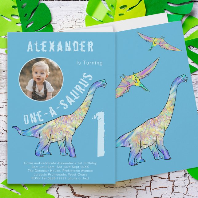 Convites Primeiro aniversario do Dinossauro Azul (One a saurus dinosaur 1st birthday party invitation with photo template colorful dino watercolor)