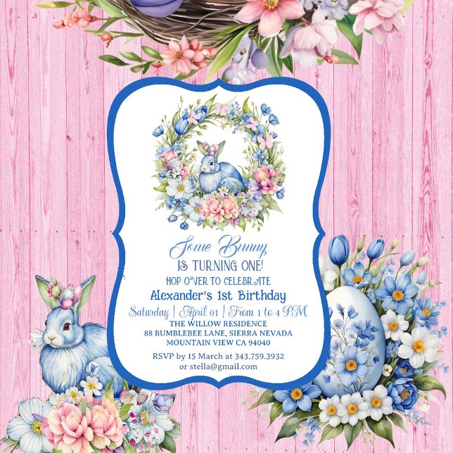 Convites Primeiro aniversario Floral Cor-de-Peste Azul (Blue Easter Bunny Pink Floral Wreath 1st Birthday Invitation)