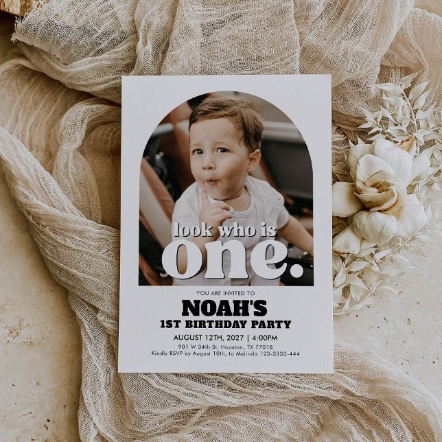 Convites primeiro aniversario Invitation Look Who Is One Co (Criador carregado)