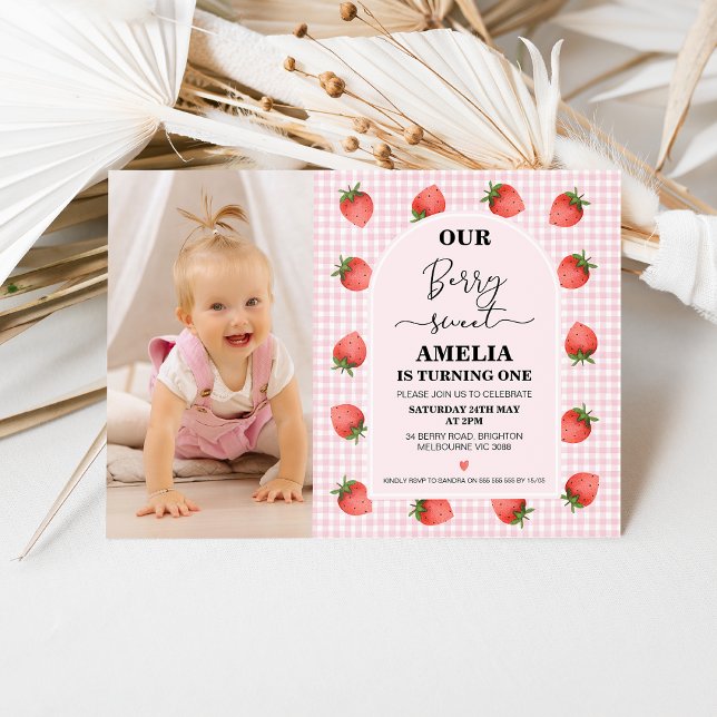 Convites Primeiro aniversario Moderno de Foto Rosa Gingham  (Girl's pink gingham pattern and strawberries berry sweet themed 1st birthday invitation with photo)