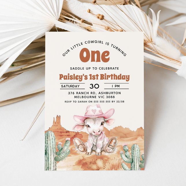 Convites Primeiro aniversario Ocidental de Vaca Rosa-Rosa (Cow or cowgirl themed 1st birthday invitation featuring a cute cow, desert, cactus, retro style text)