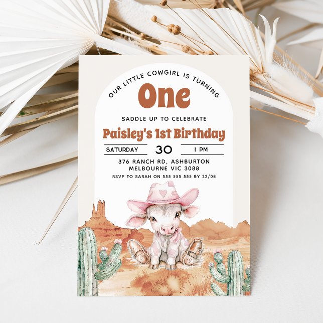 Convites Primeiro aniversario Oeste Selvagem de Vaca Rosa R (Cow cowgirl themed 1st birthday invitation with cow, pink cowgirl hat, desert and retro text.)