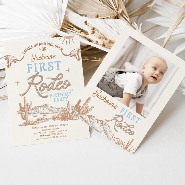 Convites Primeiro primeiro aniversario de Rodeio Vintage Bl (Vintage First Rodeo 1st Birthday Invitation Boy with Photo, Longhorn Cow Rope Text, Western Desert)