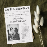 Convites Proposta exclusiva de Bridesmaid da foto do jornal<br><div class="desc">Surpreenda a sua madrinha com este convite moderno e na moda,  com a aparência do jornal tradicional e os seus detalhes personalizados. Adicione facilmente suas próprias informações clicando na opção "personalizar".</div>