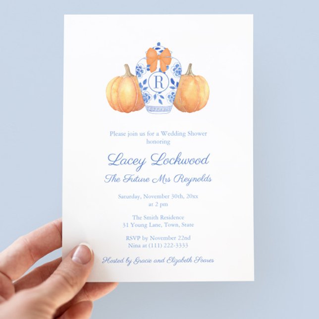 Convites Pumpkin Monograma Futuro Sra. Chá de panela (Preppy Bridal Shower Invite with watercolor ginger jar with monogram and orange bow and pumpkins)