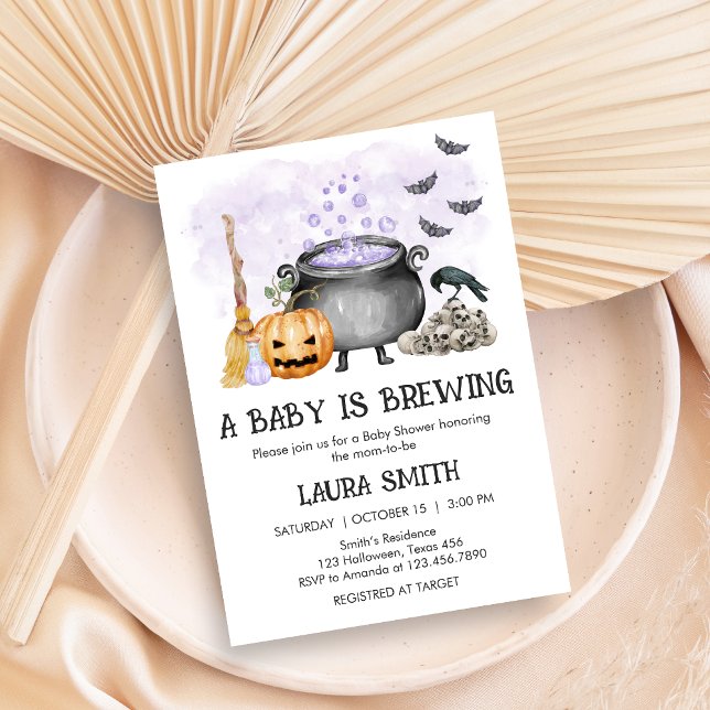 Convites Purple Baby is Brewing Halloween Baby Shower (A Baby is Brewing Purple Halloween Baby Shower Invitation)