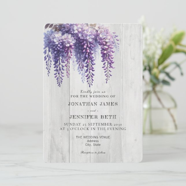 Convites Purple on Wood Wisteria Floral Wedding Invitation (Em pé/Frente)