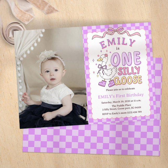 Convites Purple One Silly Goose - Girl First Birthday Photo (Purple One Silly Goose - Retro Girl First Birthday Photo Invitation.)