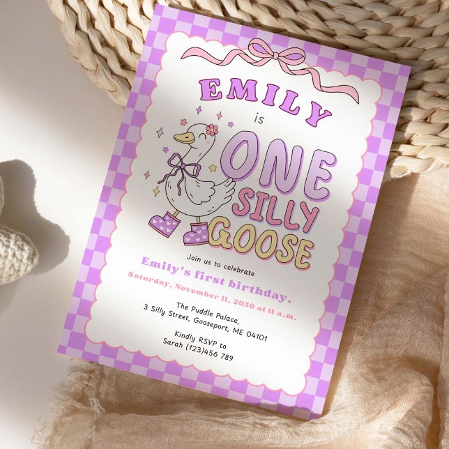 Convites Purple One Silly Goose-Retro Girl First Birthday (Purple Checkered "One Silly Goose"- Girl First Birthday Invitation)