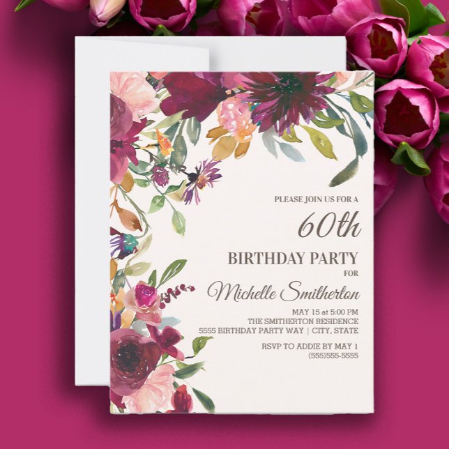 Convites Púrpura rosa Dourada rosa Elegante Floral 60º Aniv (Burgundy and pink floral 60th birthday party invitation)