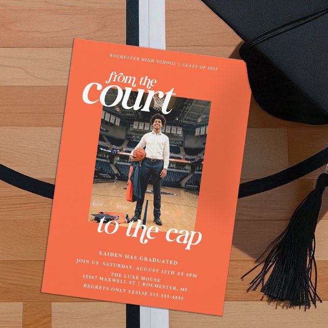 Convites Quadra de Graduação de Basquete para o Chapéu (Basketball Graduation Party Invitation. From the Court to the Cap. )