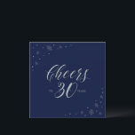 Convites Quadrado do aniversário de 30 anos de Partido Mari<br><div class="desc">O vamos comemora seu dia especial com este convite de festas de aniversário de 30 anos. Este design apresenta a tipografia de prata-chic " Anima-se a 30 anos " e gráficos brilhantes em um fundo azul-marinho escuro. Você pode personalizar o texto e a cor do plano de fundo. Convites e...</div>