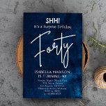Convites Quarenta | Marinho Blue aniversário de 40 anos Sur<br><div class="desc">Quarenta | Convite de festas aniversário de 40 anos Surpresa Marinho Azul apresenta um pano de fundo de cor azul-d-água profunda,  adornada com elementos textuais brancos sofisticados que transmitem a mensagem "SHH! é um aniversário surpresa Quarenta." Personalize este convite incorporando seus detalhes e informações exclusivos sobre o participante.</div>
