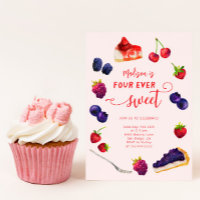 Quatro Berries e bolos doces de aniversário