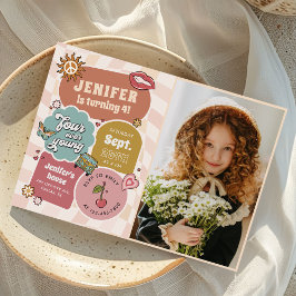 Convites Quatro Jovem Groovy Daisy 4º aniversário Foto