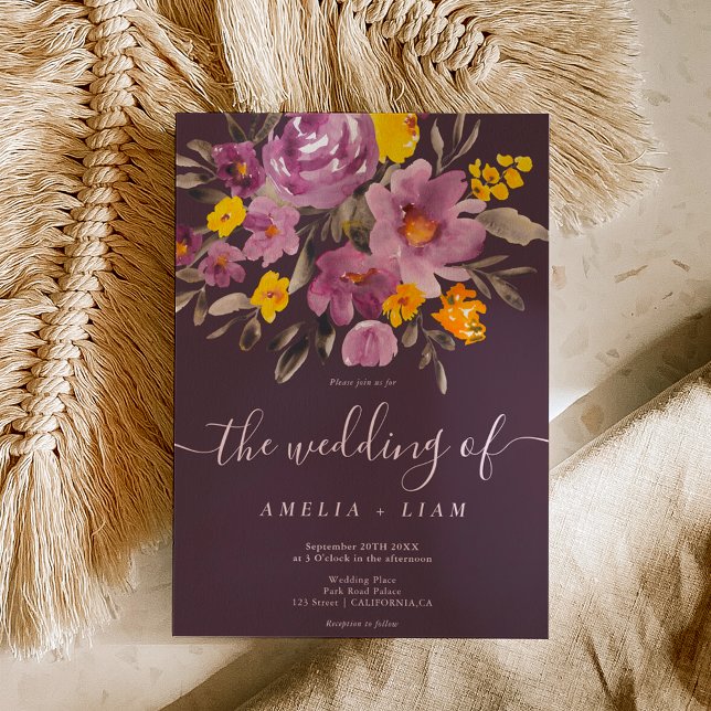 Convites Queda elegante casamento de roxo floral de inverno (Elegant fall winter purple floral script wedding invitation on purple)