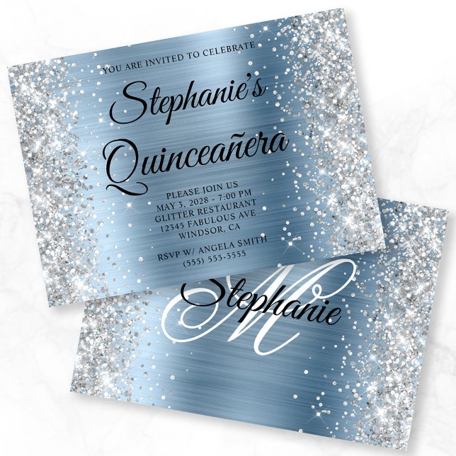 Convites Quinceanera de cor azul-clara de prata (Silver Glitter Light Blue Monogram Quinceanera Invitation)
