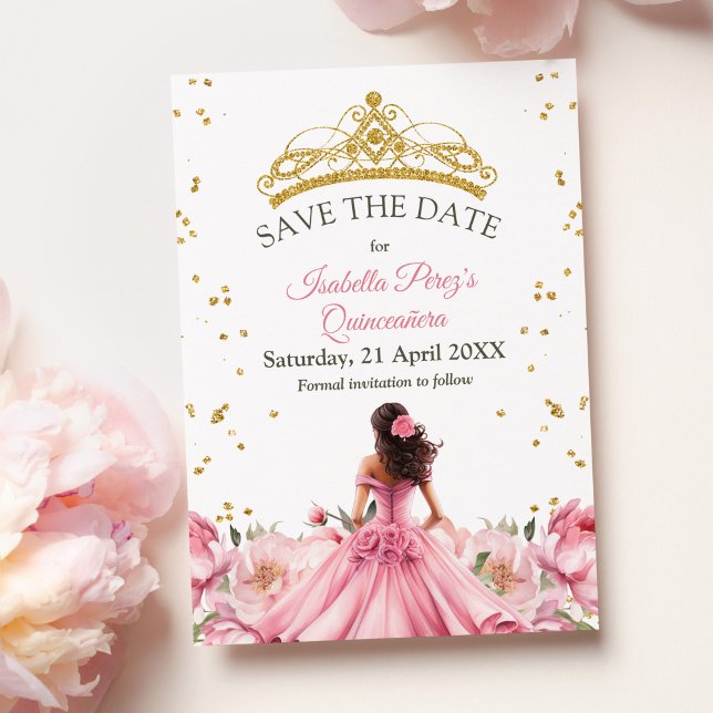 Convites Quinceanera Pink Floral Princesa Salva a Data (Quinceanera Pink Floral Princess Save the Date Invitation on a table with pink peonies.)