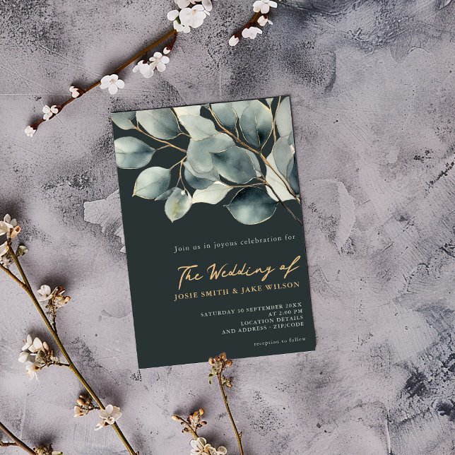 Convites Ramo de Eucalyptus escuro e casamento de folhas ve (Dark and gold elegant wedding invitation card features a stunning eucalyptus leaf.)