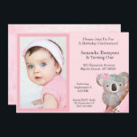 Convites Raparigas Foto De Aniversário De Um Ano<br><div class="desc">Celebração de aniversário de um ano para uma garota com uma bela foto da criança. Insira facilmente sua foto usando nossa modelo. Design tem um ursinho Koala giro escalando uma árvore.</div>