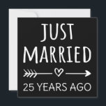 Convites Recem casados 25 Anos Atrás<br><div class="desc">Design bonito, perfeito para qualquer um que está casado há 25 anos e para uma cerimônia de renovação do voto de casamento. Ele faz um excelente combinando roupa para casais! recem casados 25 Anos Atrás, citação de um casal que se casou há 25 anos ou casal renovando votos de casamento...</div>